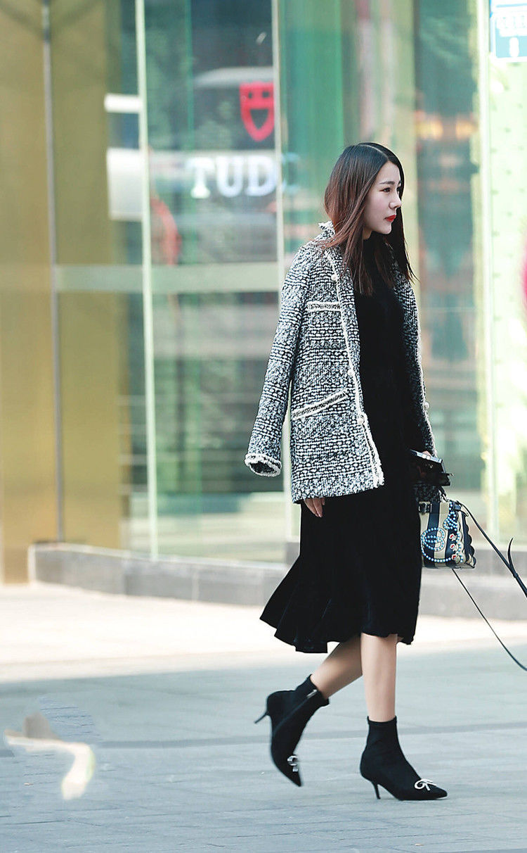 街拍：时髦又前卫的小姐姐，黑色长款连衣裙更显成熟优雅