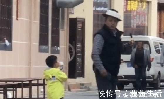 冰激凌|趁人不注意,爷爷带娃偷吃冰激凌被逮个正着,同时躲闪简直怂极了