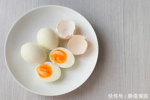 煮鸡蛋时,直接放水里是错的,改成这样做,营养保全,壳一剥就掉