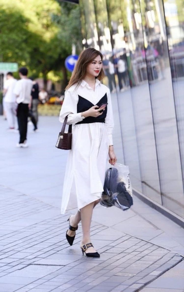 连衣裙|街拍：连衣裙不仅免去了服饰搭配的烦恼，穿在身上还特别优雅