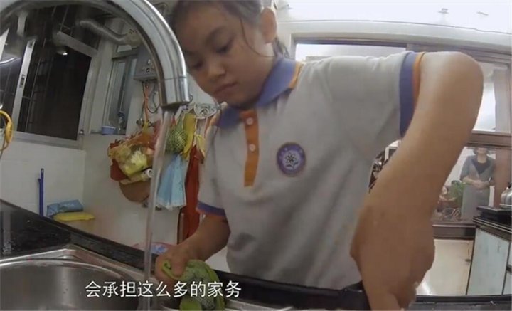 心理健康|11岁女儿在家像佣人一样,每天做不完的家务,妈妈:看着她就烦
