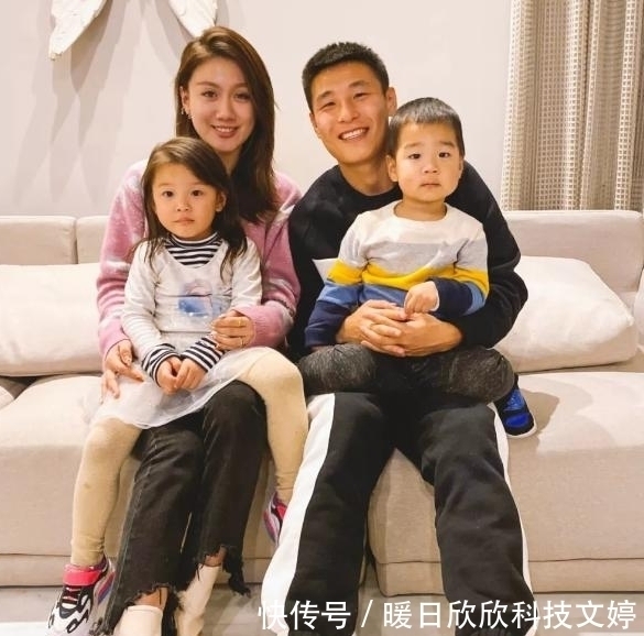 仲佳蓓|武磊老婆穿白衬衫走机场，身材颜值都很出众，低调文静没明星架子