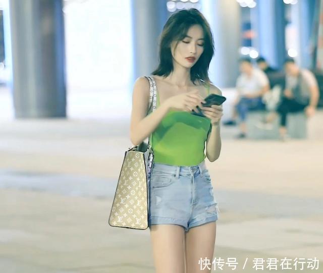 草绿色上衣+蓝色牛仔裤,俏皮可爱,休闲时尚