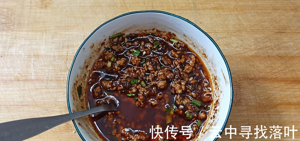 豆瓣酱|夏天没有胃口,教你制作“臊子凉粉”,成菜酸辣爽口,比吃肉过瘾!