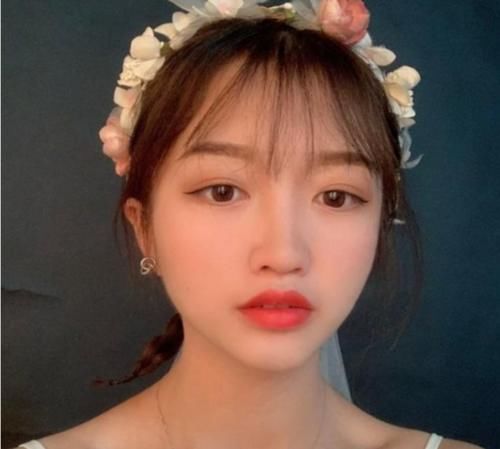 还记得《变形记》中的“神仙妹妹”吗？如今辍学当网红，变化很大