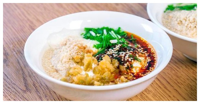 豆腐脑在家就能做,2把黄豆做4碗,如果冻般滑嫩爽口,早餐必备