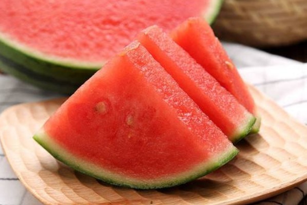 木瓜|晚上常吃4种祛湿的水果,不仅排出体内湿气,还有许多的好处