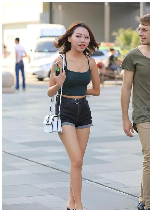 墨绿色吊带衫、黑色牛仔短裤，很适合肤黑女孩的一套穿搭