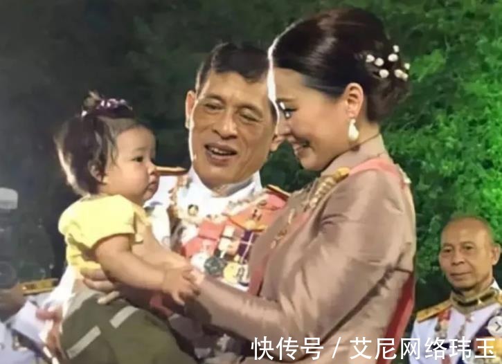 玛哈国王|42岁苏提达是好母亲！将小女孩高高举起，担心被奢华腰封划伤