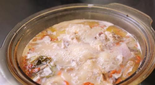 1个猪肚和1只鸡煲汤,适合冬天喝,常喝滋补又养胃,真美味