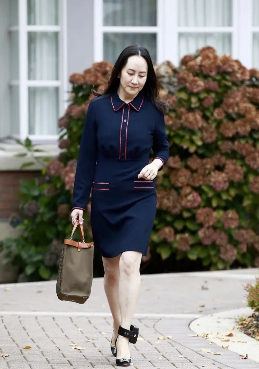 孟晚舟气质全开!穿黑色连衣裙高贵大气,网友:彰显出了女性魅力