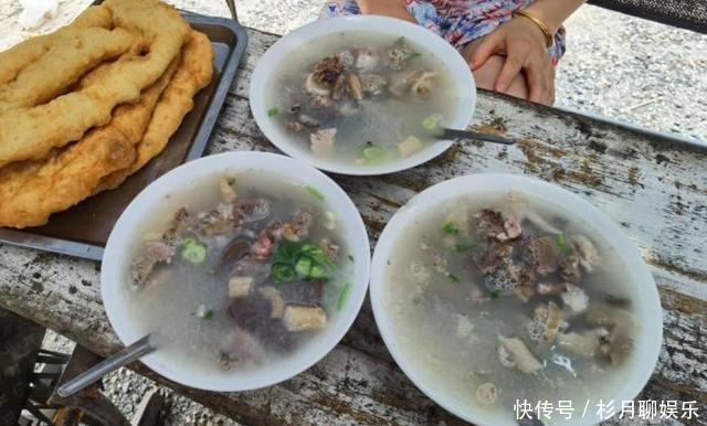 摆摊|六旬老夫妻摆摊卖小吃,20元一碗没人嫌贵,老顾客就认这个味!