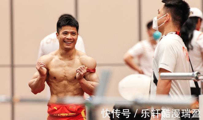 举重|李发彬夺男子首金，曾考虑退役，坚持19年终圆梦，肌肉发达抢眼