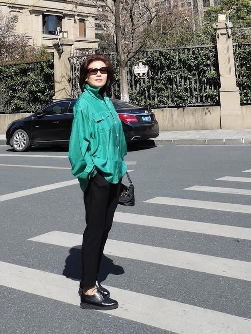 60多岁的女人，开春少穿修身裤+卫衣，九分裤+衬衫时髦又优雅