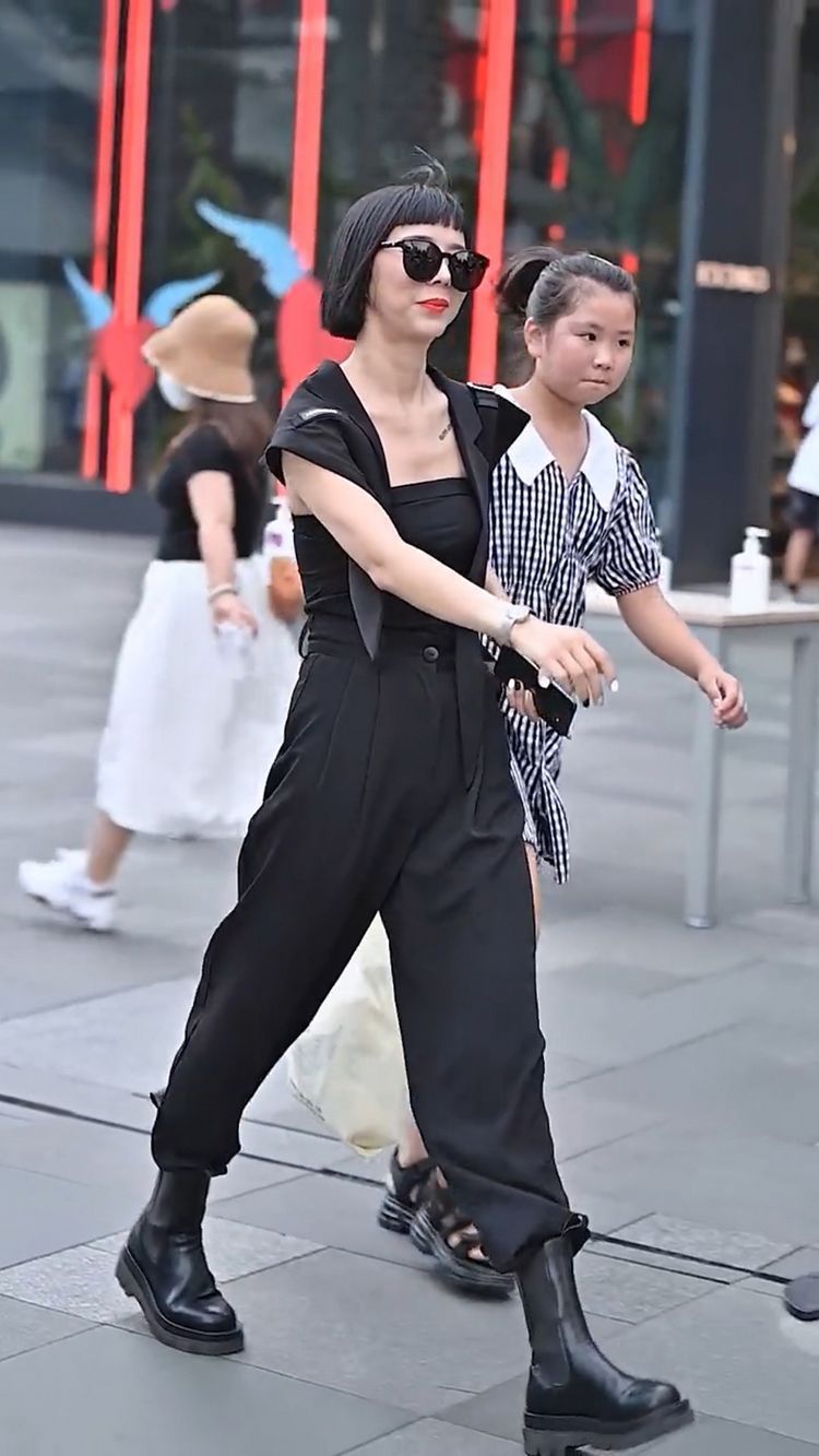 穿搭|街拍美女：精致的女孩子，淡妆素抹，普通的穿搭，就很美丽