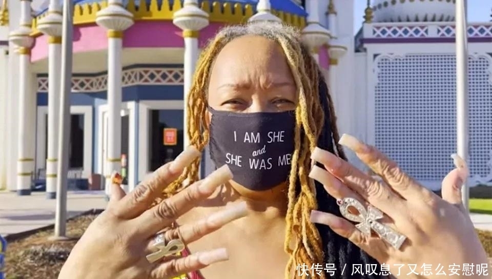 保持吉尼斯世界纪录的最长的指甲,长了差不多30年,终于被剪掉了