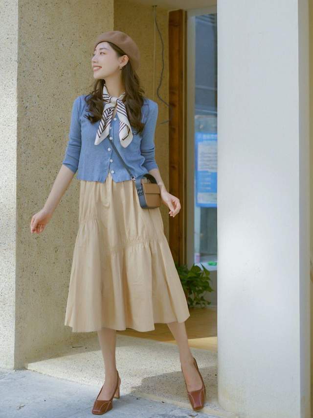 半身裙|女生博主秋冬穿搭指南,针织开衫搭配百褶半身裙,高贵优雅又温柔