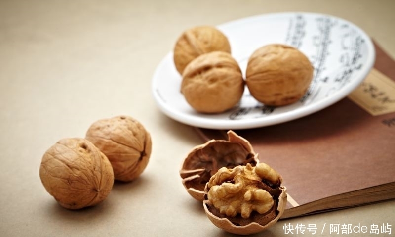 核桃和此物一起煮,每天几口,白发变黑发,皮肤细腻有弹性