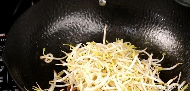 肉丝炒面最好吃的做法,简单几步,5分钟就出锅,比饭店的还好吃