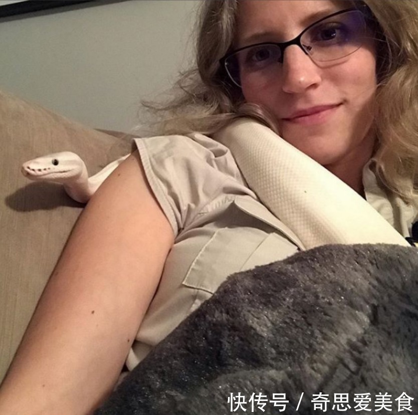 缘分|白蛇被女子养大,它喜欢看动画片,对女子忠诚,真是现实版的童话