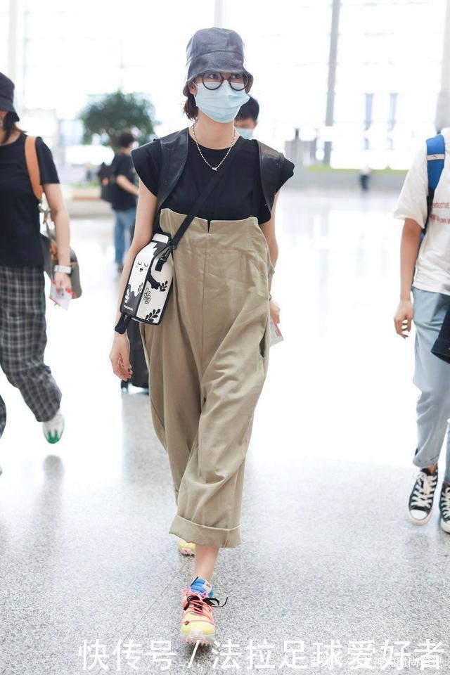 阔腿裤已经下岗了,今年流行这6条“吃肉裤”,显瘦时髦谁穿谁美