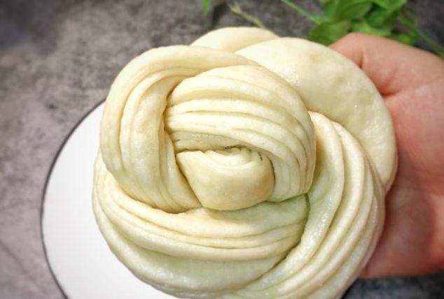 朋友圈这个面食火了，有面粉就能做，不用发面，各个暄软，零失败