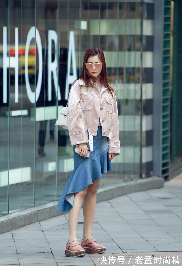 重庆|重庆街拍,撞色卫衣搭配牛仔裤,性感与时髦并存!