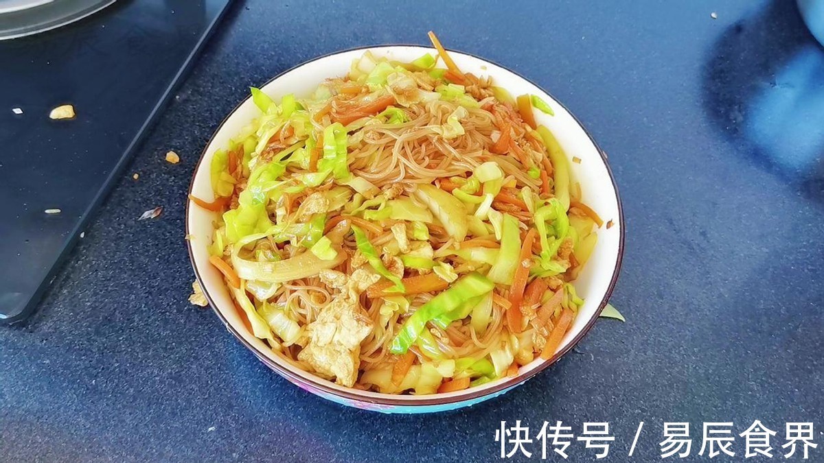一日三餐|包菜搭配细粉丝,简直是绝配,口感细腻滑口,有点香