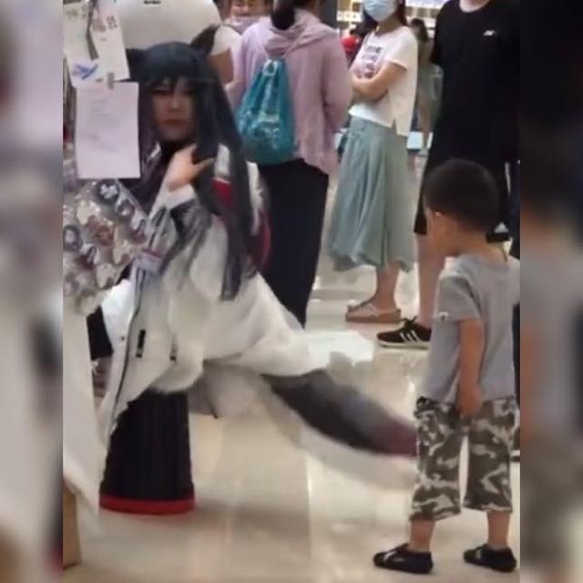 父母|男孩对小姐姐的“尾巴”穷追不舍,下一秒举动笑翻众人,太萌了