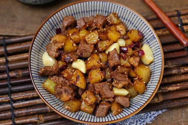 牛肉和土豆是绝佳搭档，这样炒着吃简直香到姥姥家，实在太过瘾了