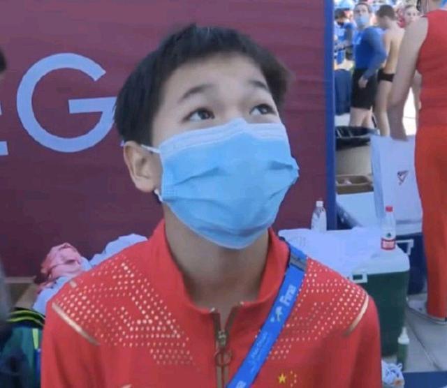 中国跳水队|全红婵盯着屏幕看分数!红姐输得特别不甘心,扭过头去看师兄师姐