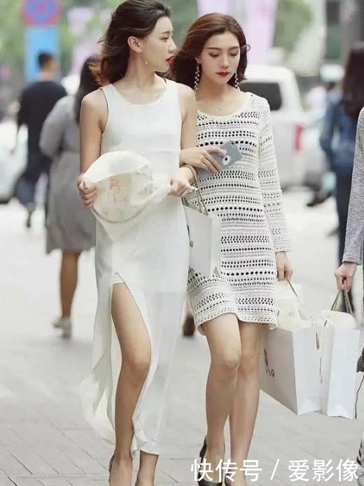 街拍时尚美女街头被拍照，美丽大方，善解人意，真漂亮