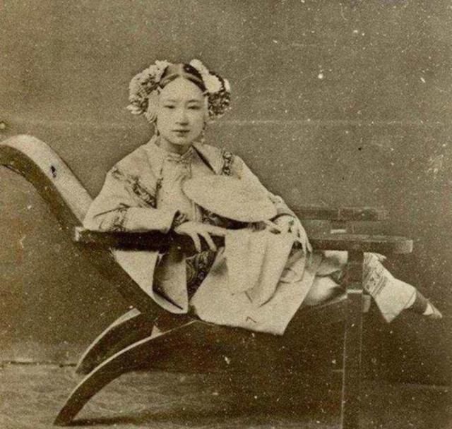 相貌|晚清老照片青楼女子相貌娇俏清丽，梳着别致的发髻十分美艳动人