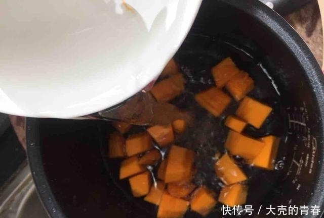 入冬后,女人常喝这碗汤,脸色红润、气色佳,营养媲美阿胶!