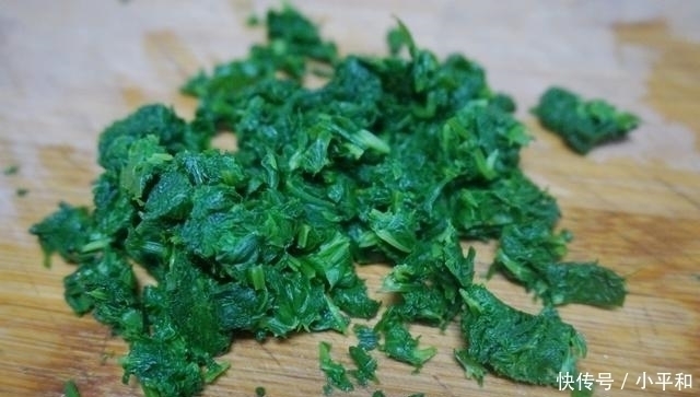 这个菜叶被很多人扔掉, 用它做早餐饼, 省事好吃又营养