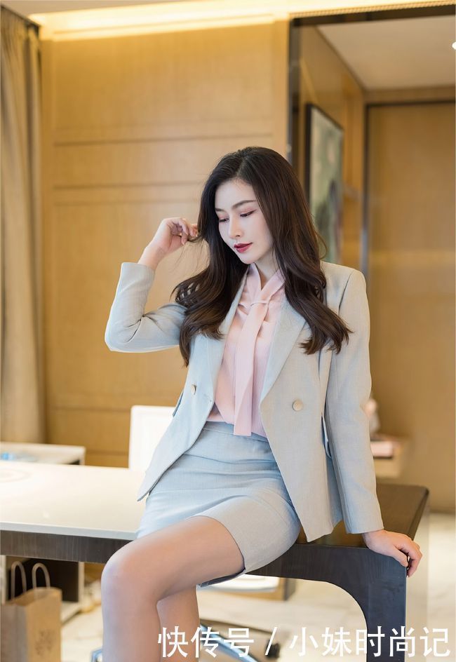工作场所 粉红色衬衫搭配蓝色西装,带来干练而成熟的感觉,又不失去女人味