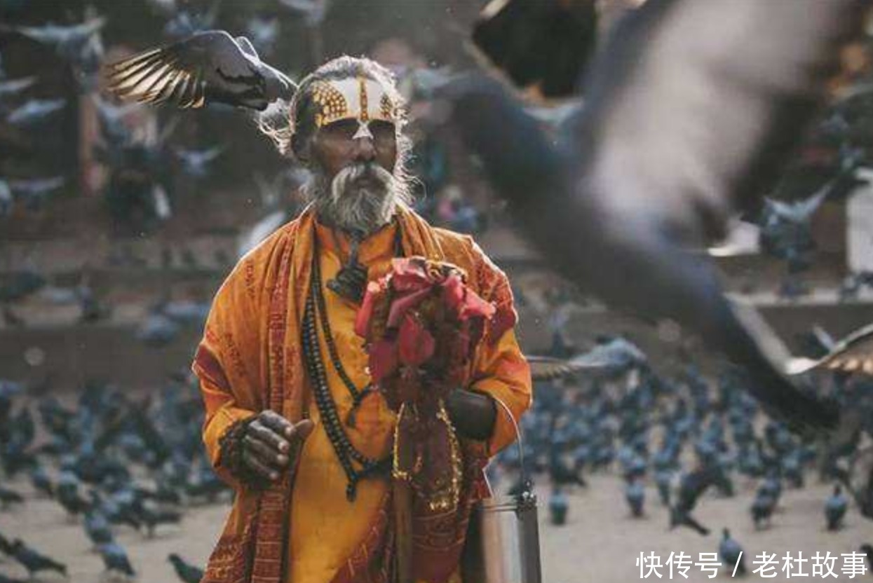 “印度最牛苦行僧”,为信仰高举手臂47年不放下,后来咋样