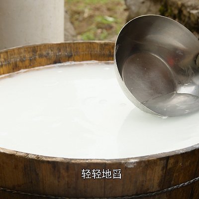  加上五花肉白辣椒一起炖