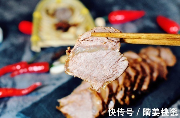 做酱牛肉，只需4种调料，牢记关键3步，牛肉酱香红润，酥烂不塞牙