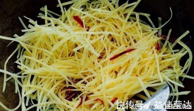 炒土豆丝粘锅不要焯水了，教你正确做法，土豆丝爽脆可口