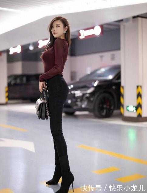 穿搭 小黑裤和红色紧身小衫,搭配一双高跟鞋,穿出不同的时尚感