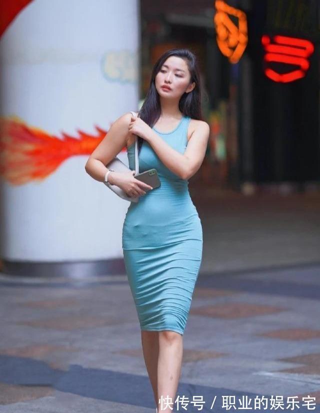 身材苗条|蓝色长裙，配白上衣细跟凉鞋，简约时尚