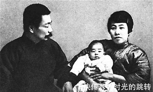 高下立判!都是大文豪,郭沫若和鲁迅水平差多少?两首同类型诗作,高下立判