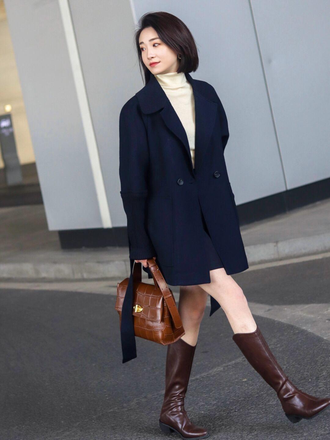 大衣 这个冬天一定要做好保暖工作,棕色羽绒服+直筒牛仔裤,休闲又百搭!