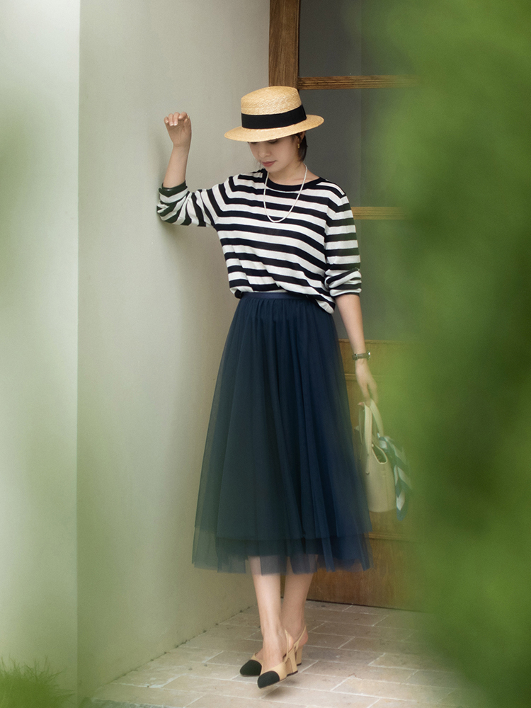 针织开衫|30+的女性怎么穿才好看,用粗条纹针织衫配薄纱半身裙,高级优雅