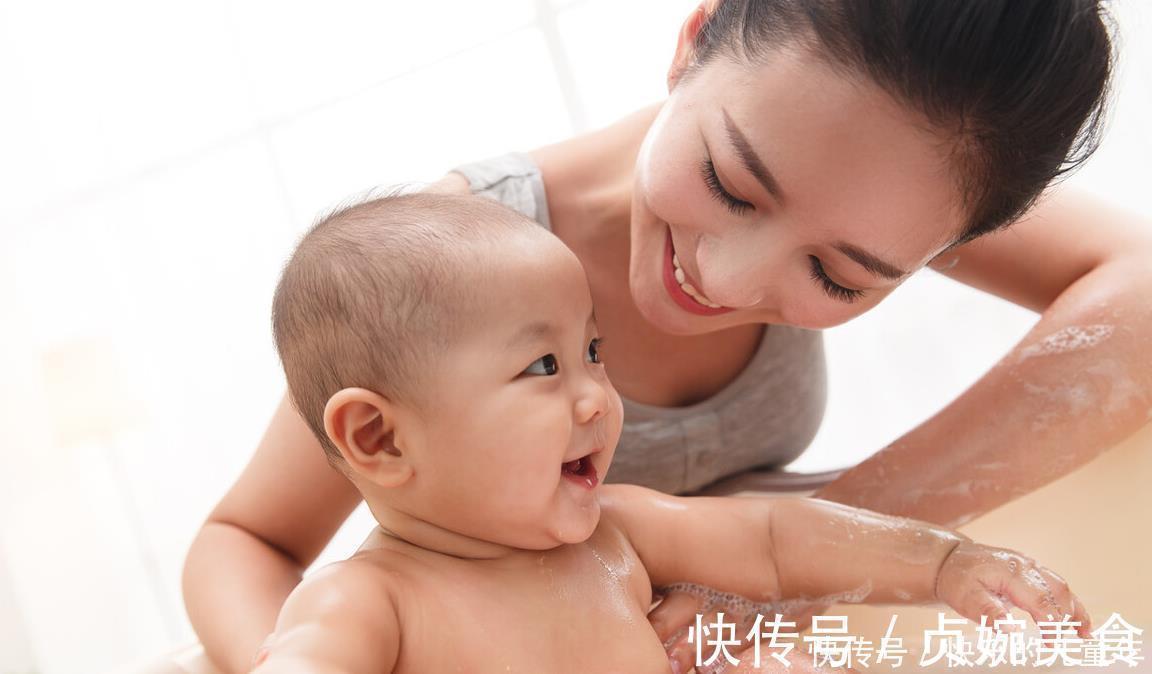儿科医生|刚出生的宝宝天天洗澡?别掉到“坑”里去了,这样洗才健康