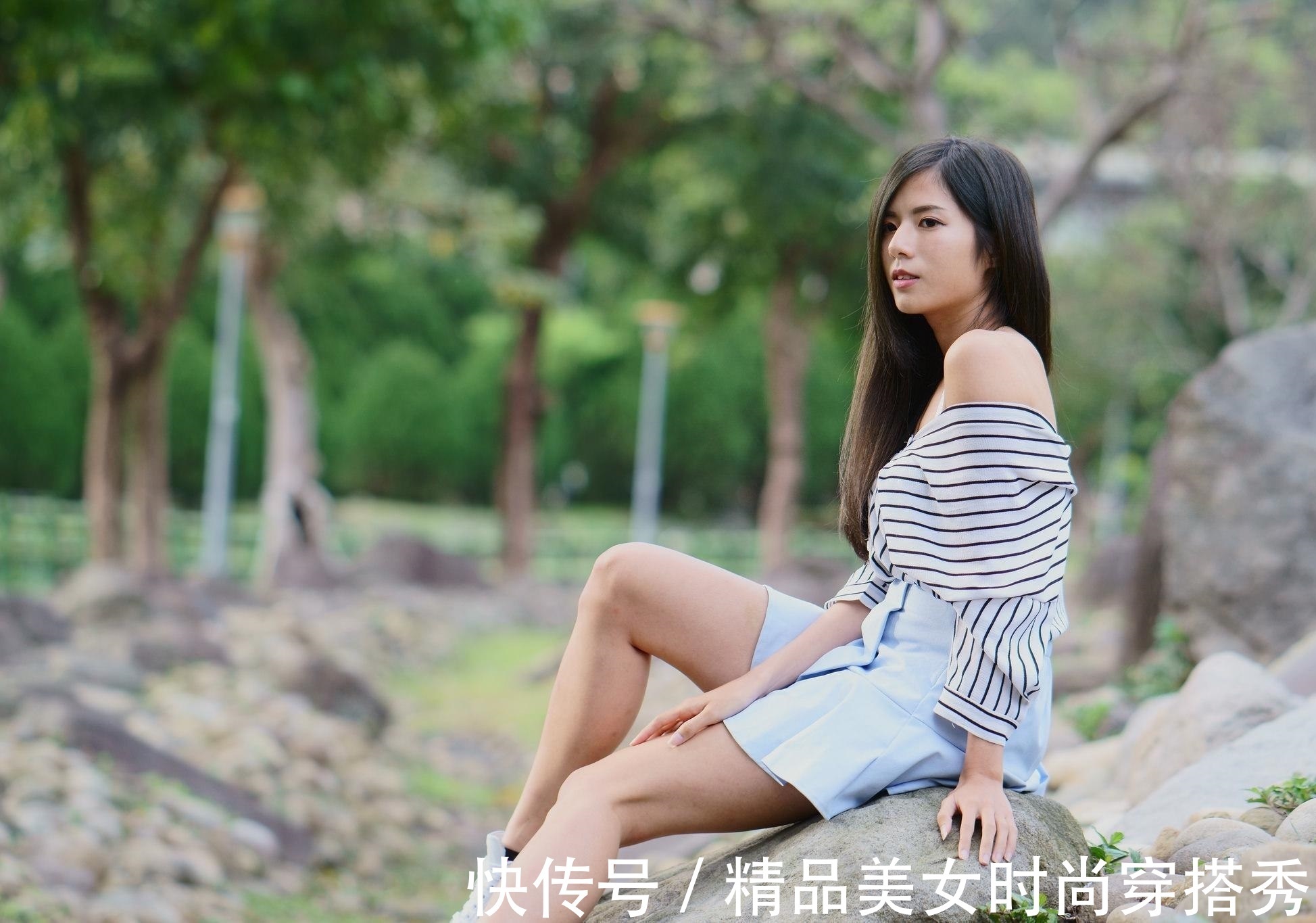 版型|条纹衬衫简约又不失优雅的版型搭配蓝色的短裙,优雅范十足