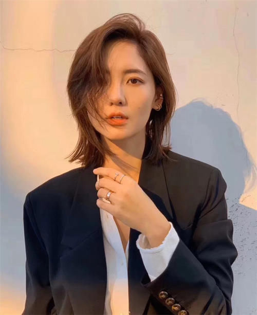 方形脸 方脸的女生适合什么发型、穿搭?送你一份形象指南,够用四五年了