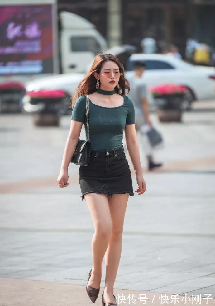 包臀裙 女神脚上搭配一双尖头高跟鞋，不管通勤还是出游穿都是非常不错的