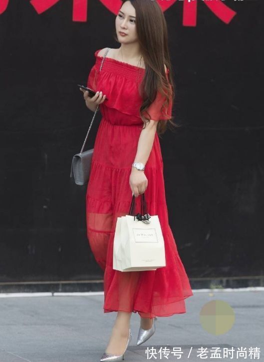 红色|美少妇长发飘飘,红色连衣裙配上高跟鞋,魅力十足!